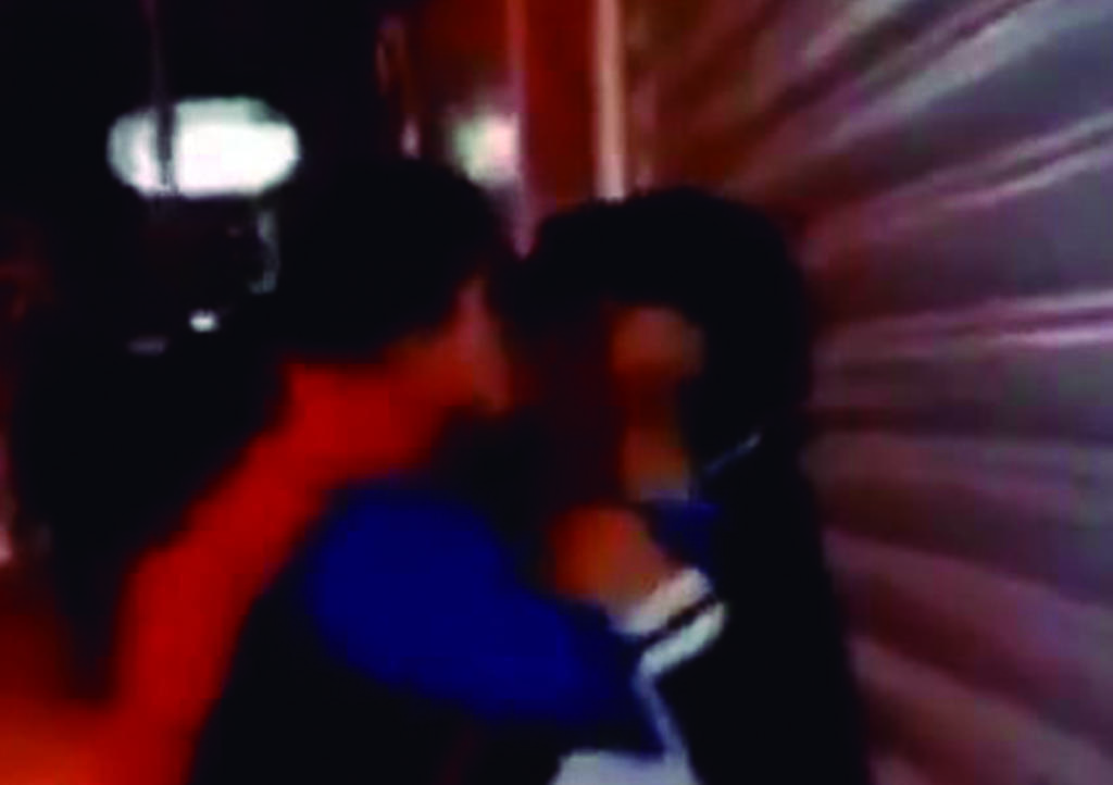 'Janet, cálmate'; chica es criticada por besar violentamente a su novio