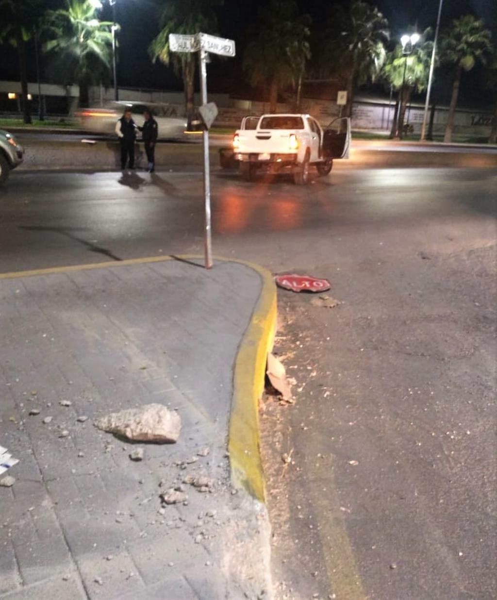 Roba camioneta, choca y la abandona en el periférico de Torreón