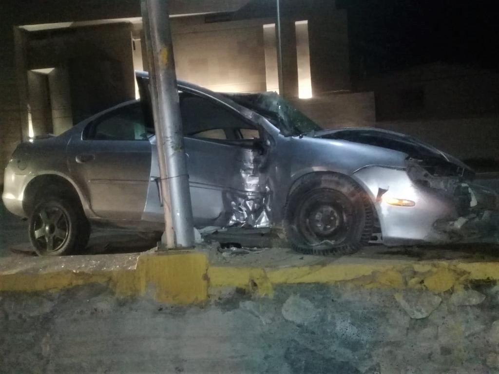 Sujeto estrella su vehículo en luminaria de San Isidro