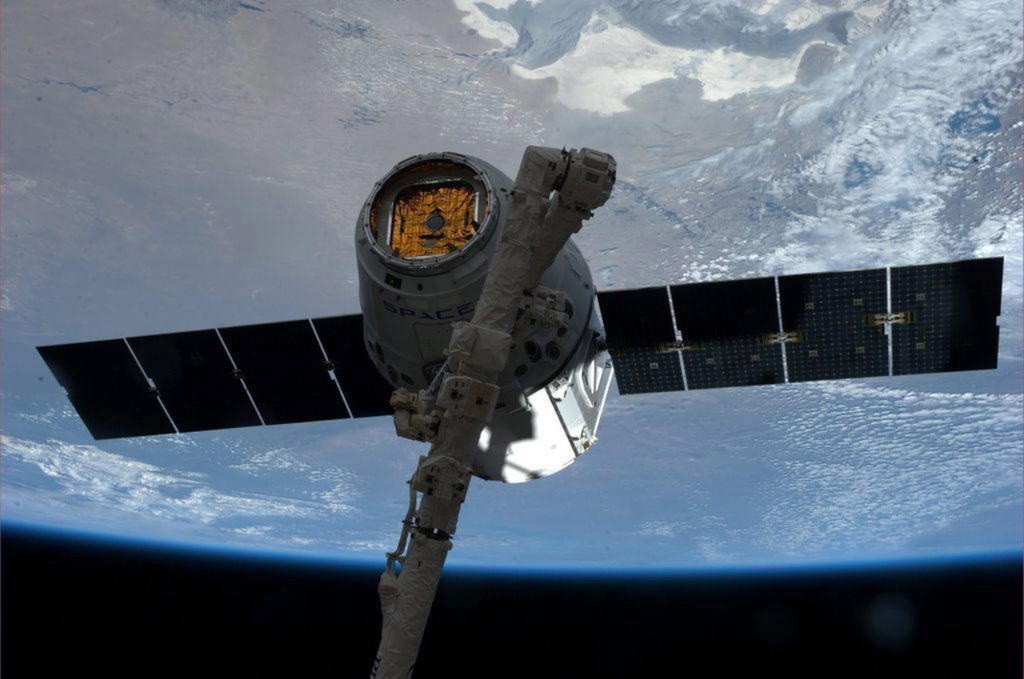 Cápsula Dragon llega a la Estación Espacial con material científico