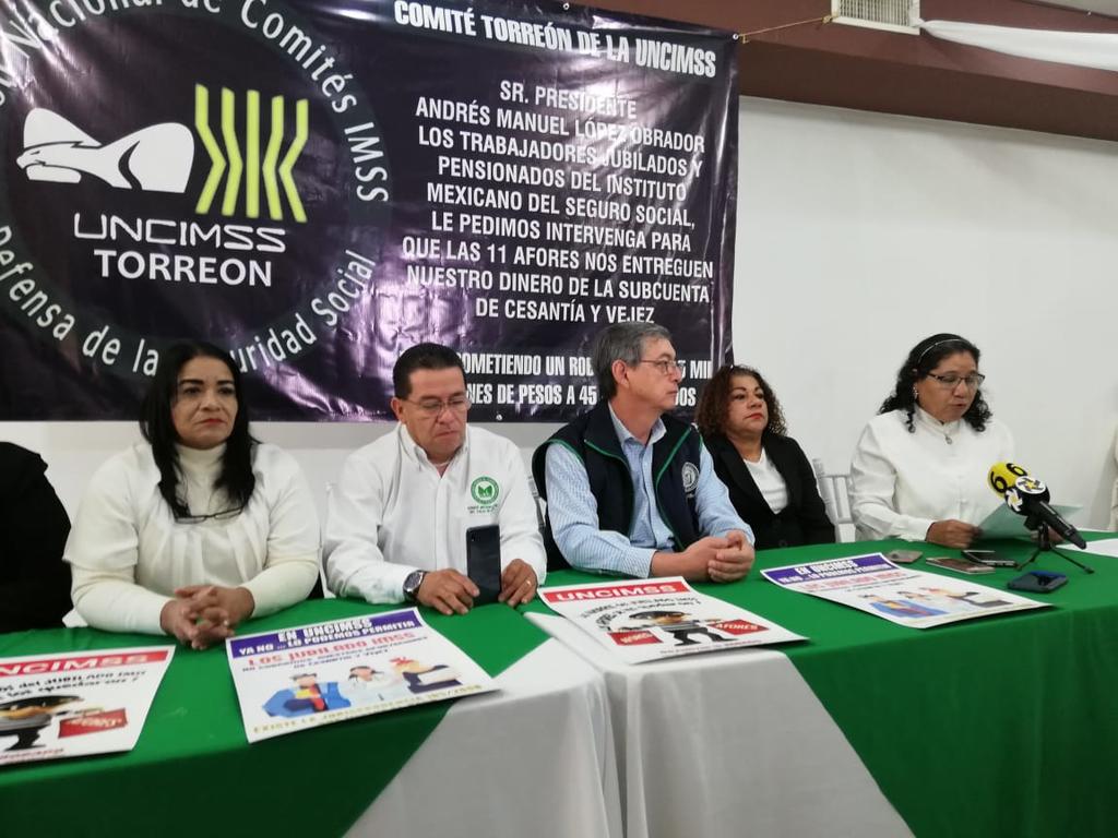 Jubilados y pensionados de Torreón solicitan intervención de AMLO para tener acceso a sus ahorros