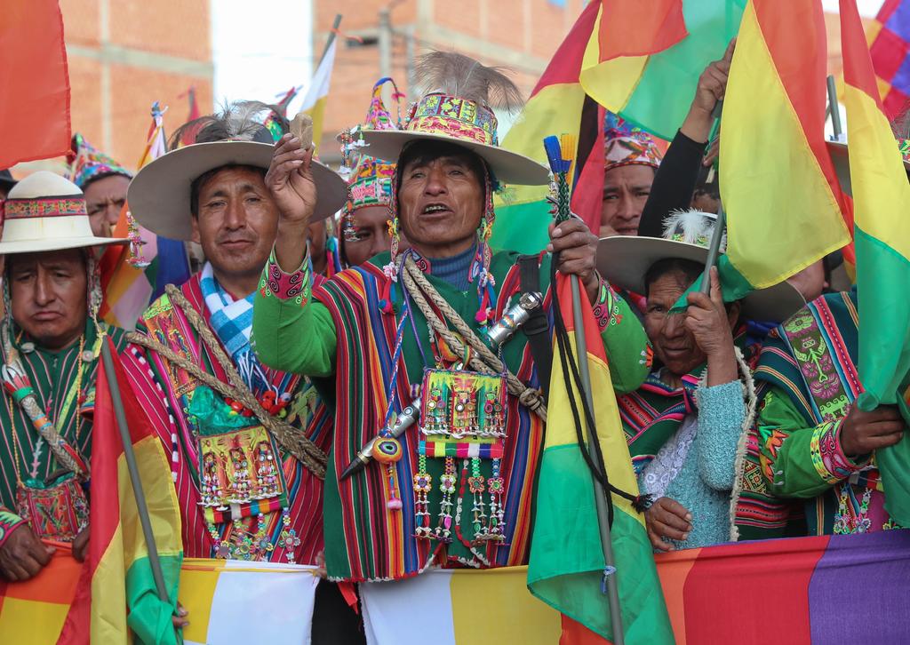 Vestimenta tradicional no está vetada en Bolivia: Cancillería