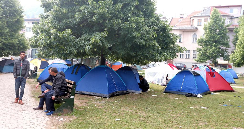 Policía de Bosnia desaloja campamento de migrantes