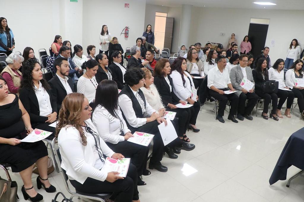 Se gradúan 27 personas en cuidado de adultos mayores en Torreón