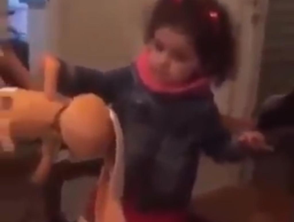 'Yo no pedí esto'; niña se hace viral al abrir un regalo