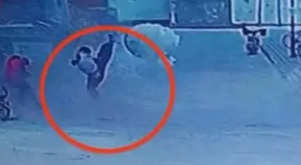 VIDEO: Niño sale volando al explotar una alcantarilla en la calle