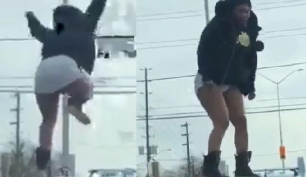 VIDEO: Mujer arremete contra el auto de su novio saltando sobre él sin pantalones