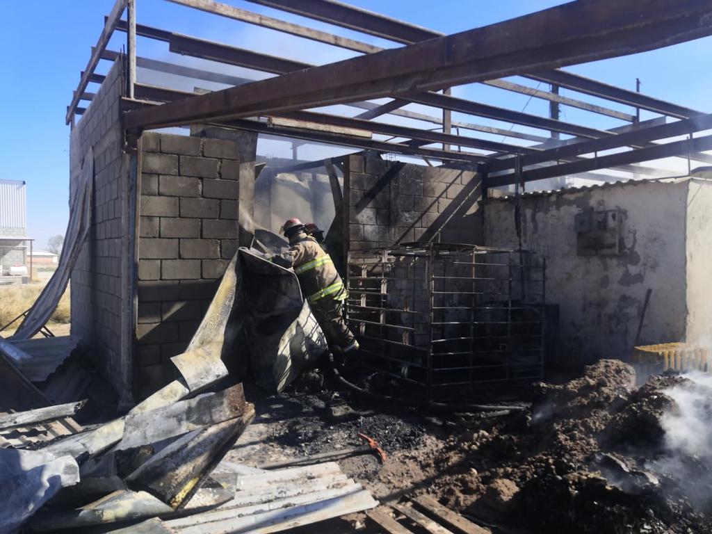 Reportan incendio en bodega de cartón en Gómez Palacio