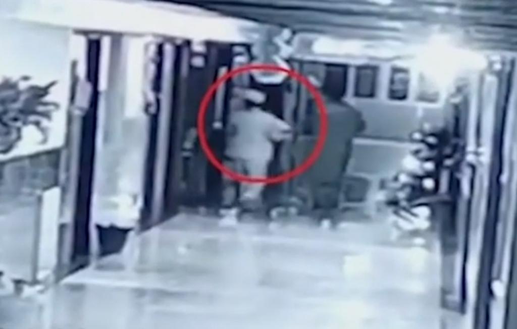 VIDEO: Mujer se disfraza de enfermera para robar a una niña recién nacida