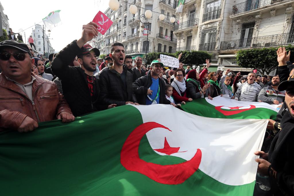 Protestas y baja participación marcan elecciones presidenciales en Argelia