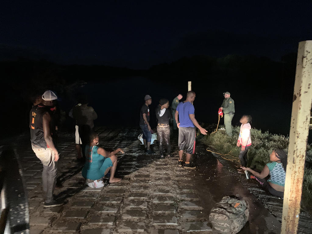 Rescata patrulla fronteriza a 14 inmigrantes atrapados en el Río Bravo