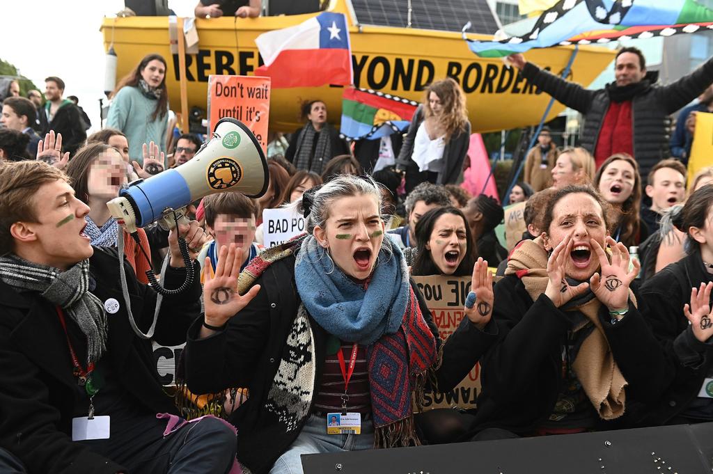 Jóvenes se manifiestan a unos metros de los negociadores en la COP25