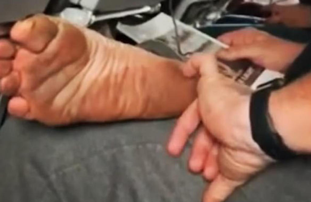 Viral: Captan a hombre quitándose piel muerta del pie en pleno vuelo
