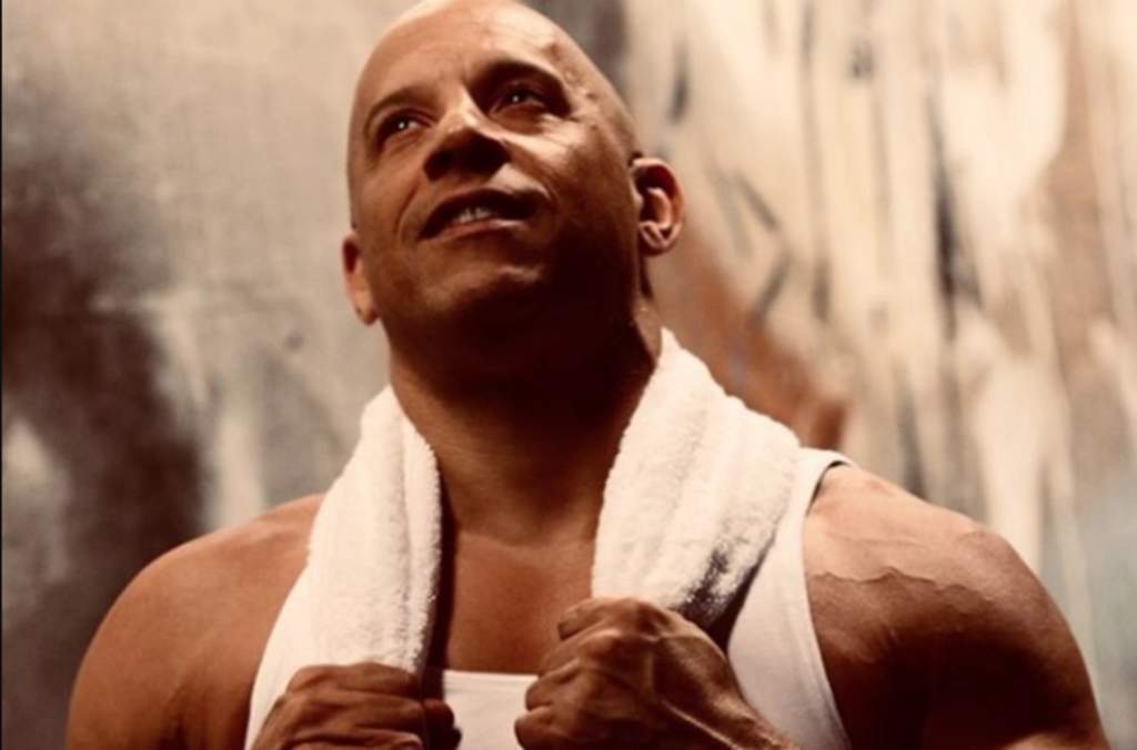 Vin Diesel posa desnudo para imitar famosa obra de plátano