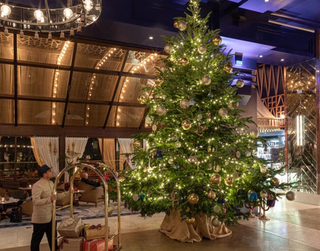 Hotel presenta el árbol de navidad más caro del mundo