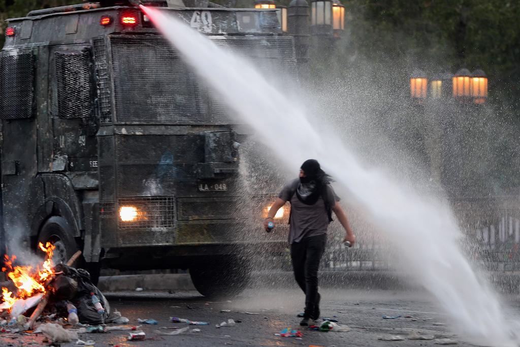 Policía de Chile niega que el agua lanzada contra manifestantes tenga tóxicos