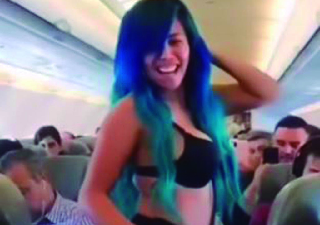 'Luna Bella' baila en ropa interior en pleno vuelo a CDMX