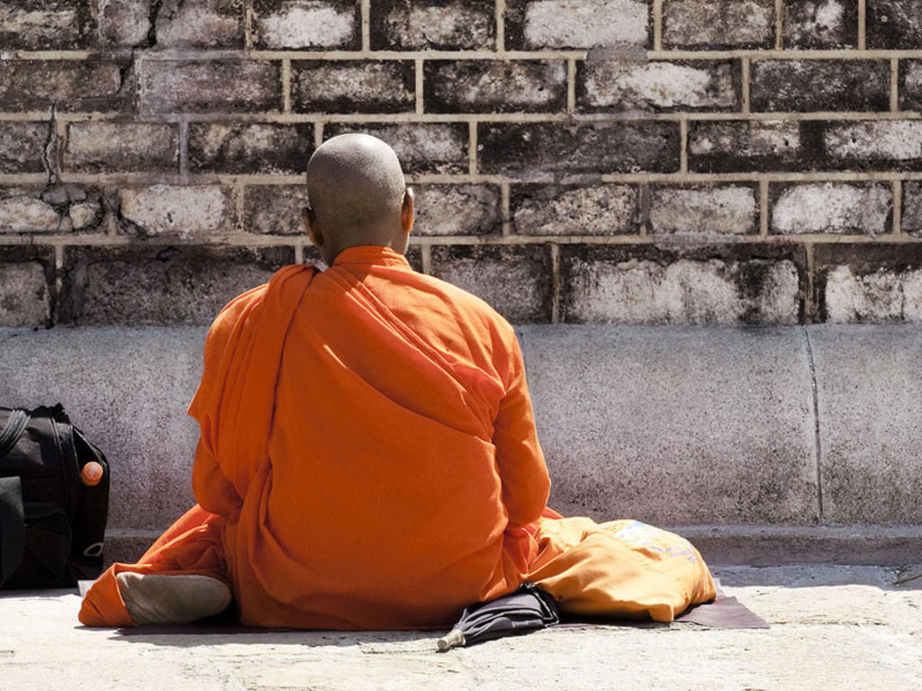 Budista muere electrocutado por usar su celular conectado al cargador