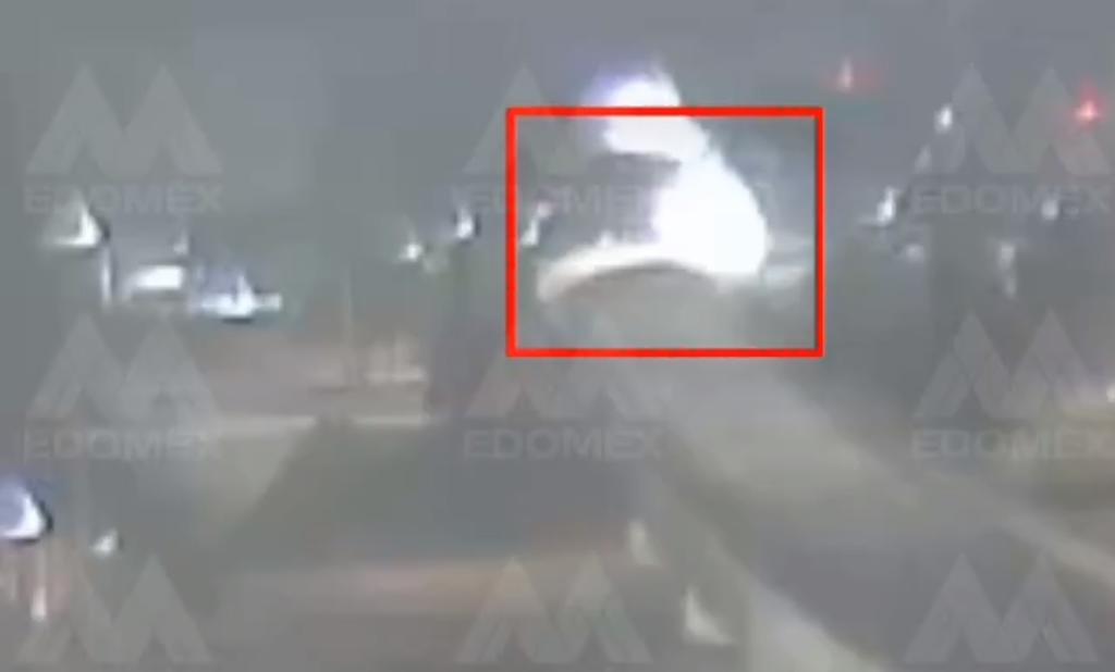 Difunden video de automóvil que salió volando de un puente en Toluca