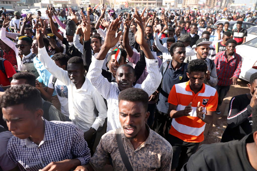 Marchan miles en Sudán en el aniversario del inicio de las protestas contra Al Bashir