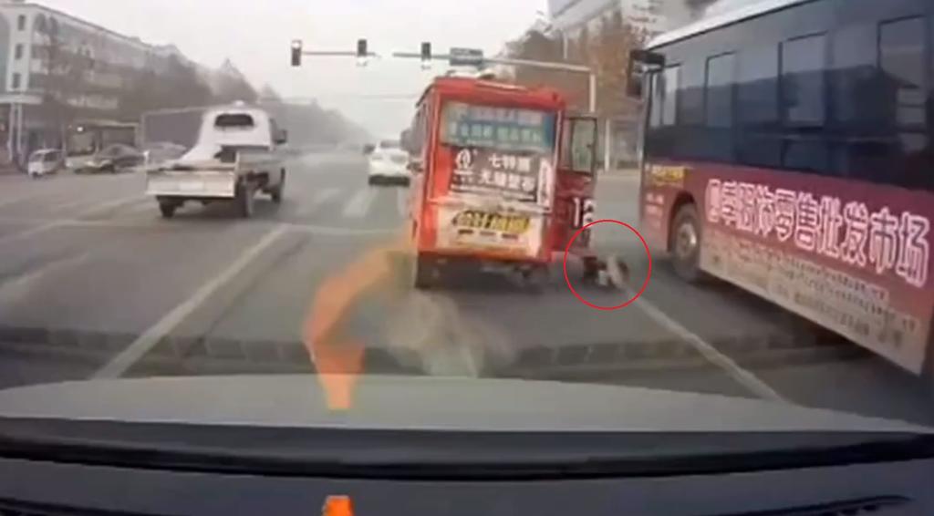VIDEO: Niño casi es arrollado por un autobús al caer de un vehículo en movimiento
