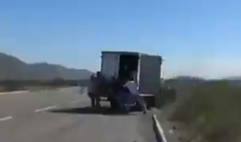 VIDEO: Fuerte ráfaga de viento casi se lleva a camión en Oaxaca