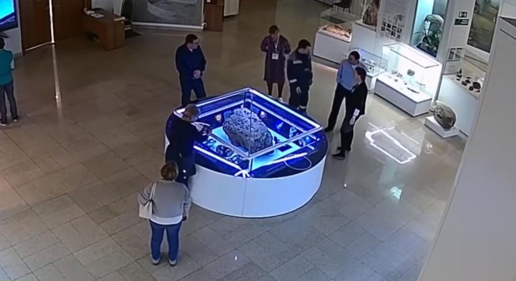 Vitrina que cubre un meteorito en museo de Rusia levita por sí sola