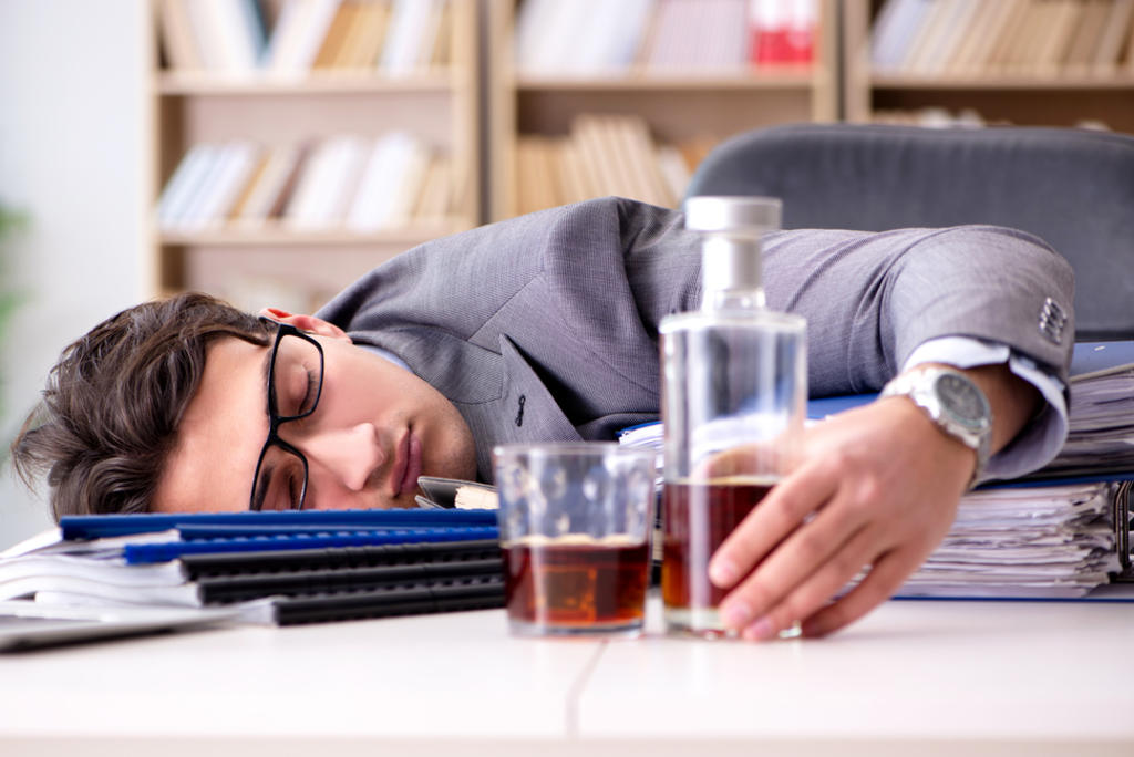 Estrés laboral podría incrementar el consumo de alcohol