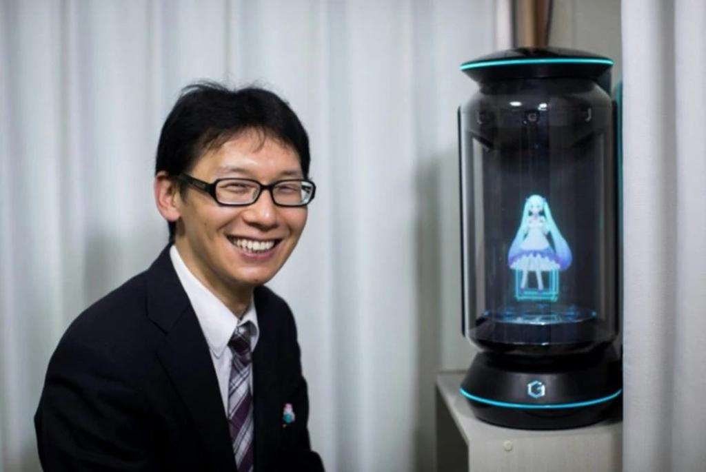 Japonés que se casó con un holograma perderá a su 'esposa' por una actualización