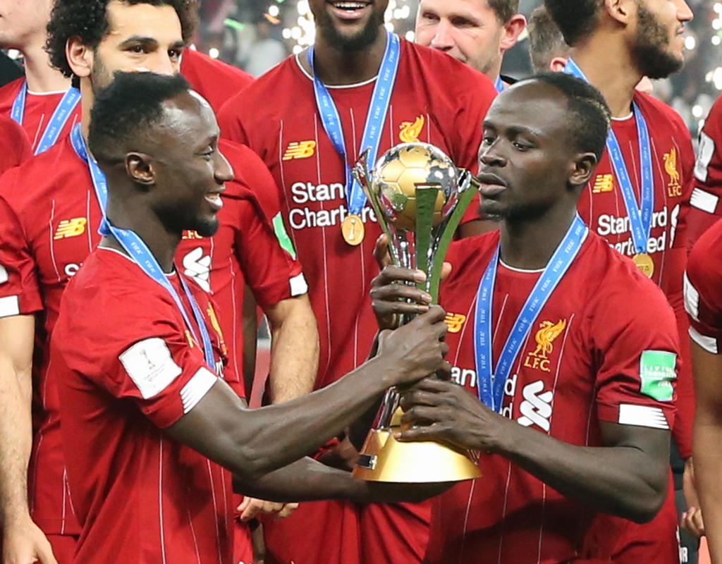Futbolistas de Liverpool contentos por ganar el Munadial de Clubes