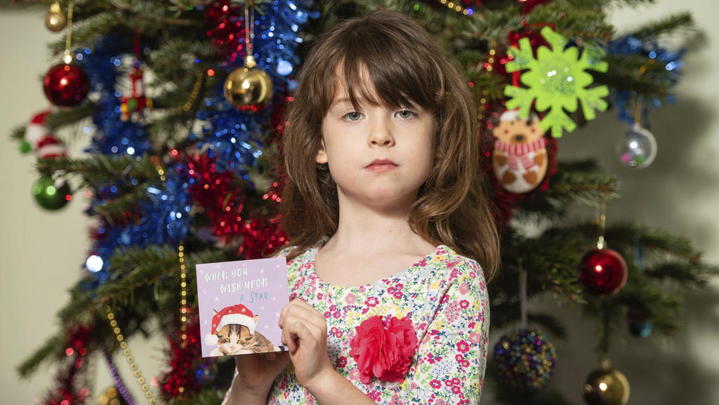 Niña encuentra un mensaje de ayuda en tarjeta navideña
