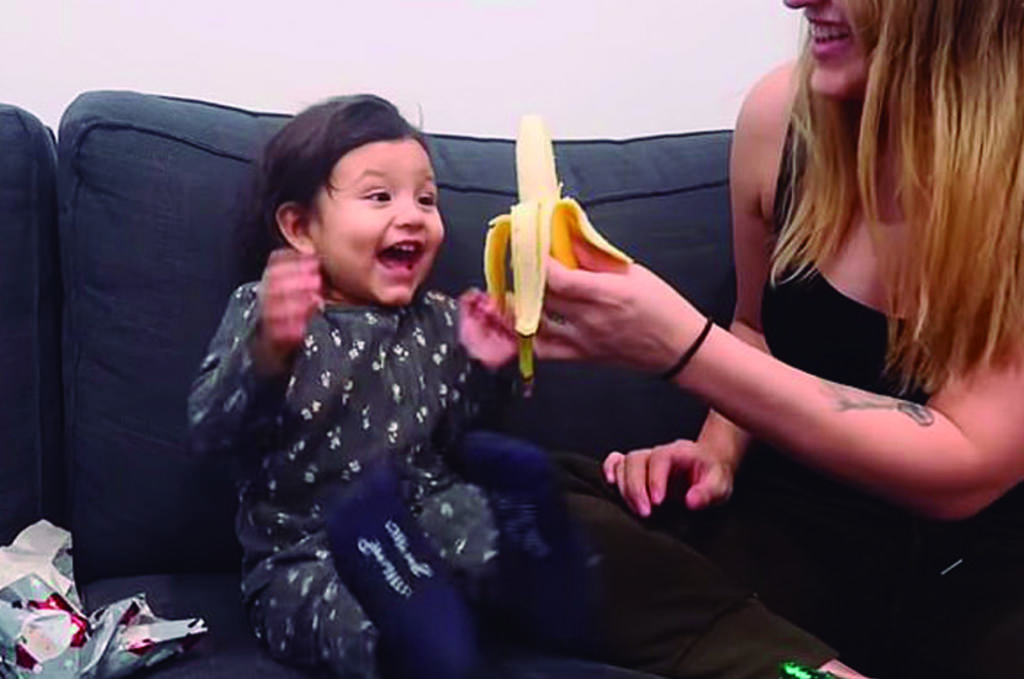 VIDEO: Reacción de niña al recibir un plátano de Navidad se hace viral