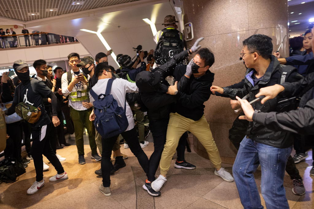 Se registran enfrentamientos en Hong Kong en víspera de Navidad