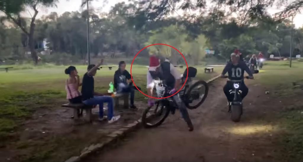 VIRAL: Alcalde de San Luis Potosí se cae durante recorrido navideño en bicicleta