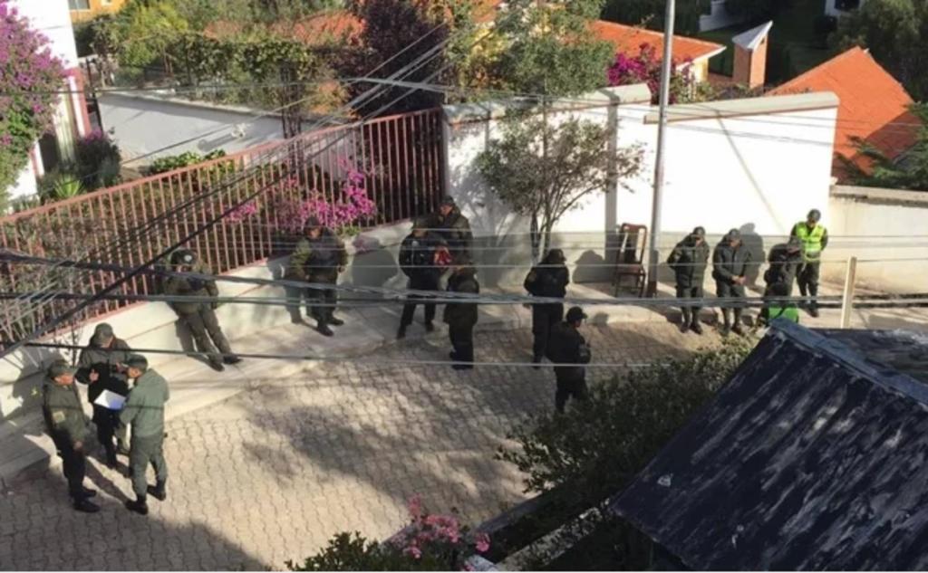 Incrementa presencia policial en embajada de México en Bolivia