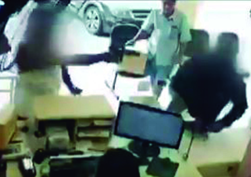 VIDEO: hombre dispara a delincuente en el rostro durante asalto