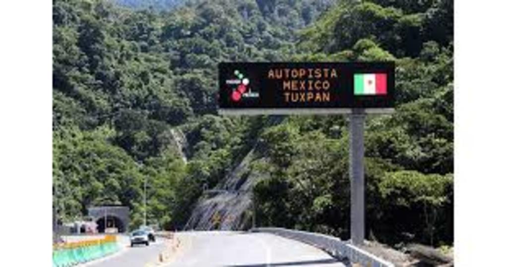 Se vuelca camión en la carretera federal México-Tuxpan