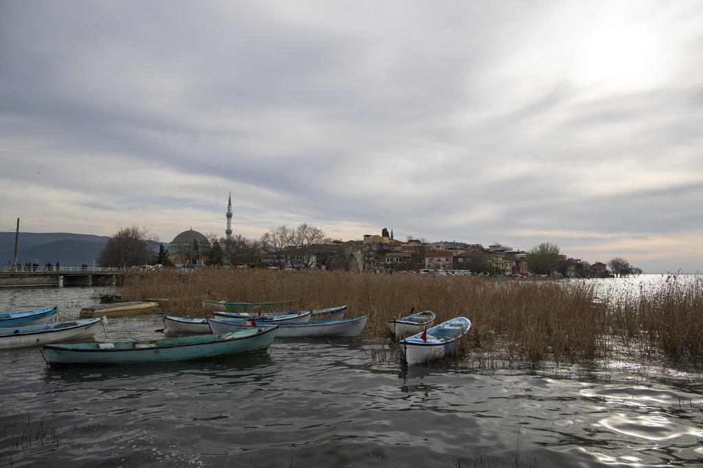 Fallecen siete personas al naufragar bote con migrantes en lago turco de Van