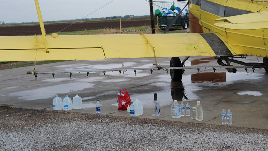 Lanzan cientos de litros de agua bendita desde una avioneta