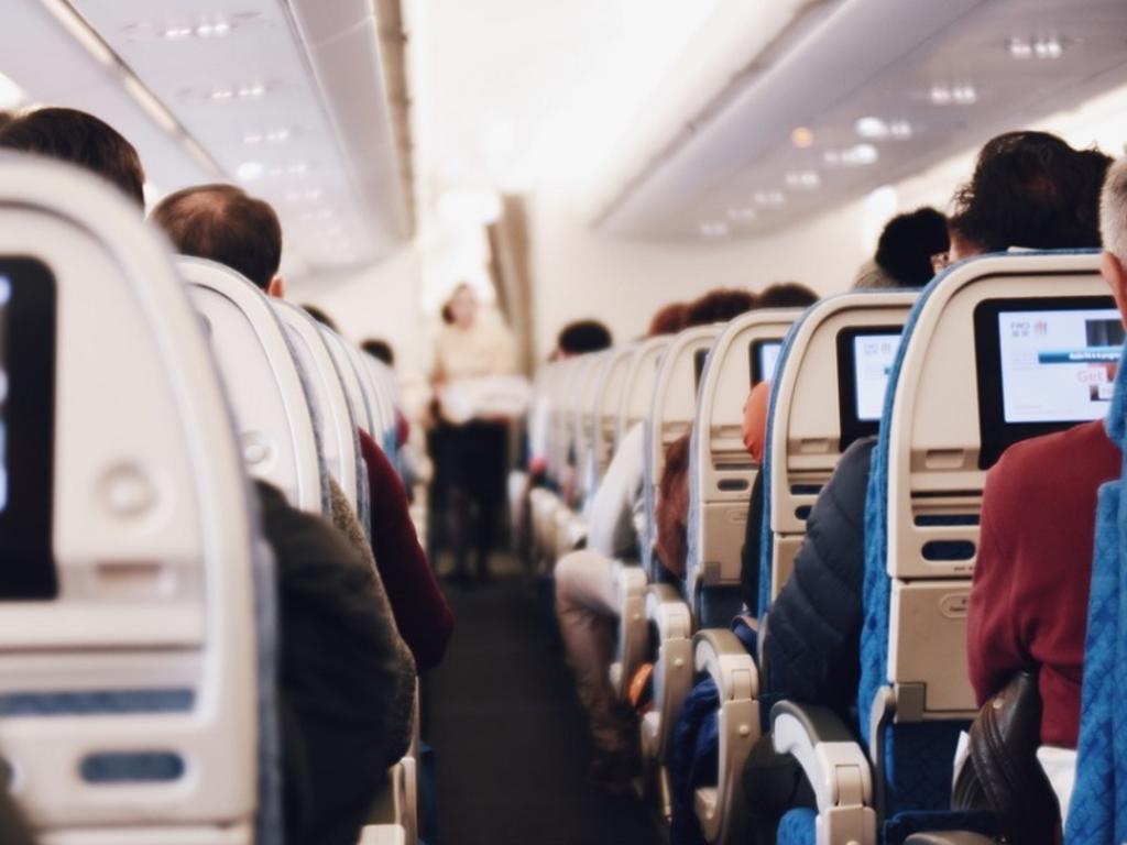 Mujeres demandan a aerolínea tras ser agredidas por otros pasajeros