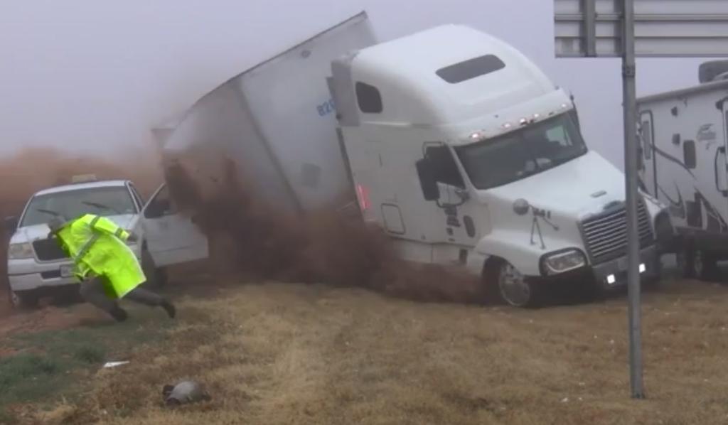 Tráiler protagoniza aparatoso accidente en carretera Interestatal de Texas