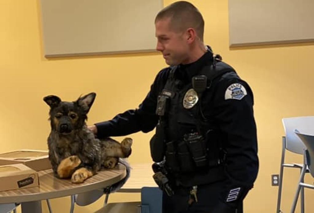 VIRAL: Policía llora al recibir peluche similar a su difunto perro K-9 'Lemon'