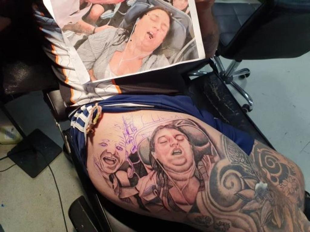 Se tatúa la 'mejor' fotografía de su esposa y se hace viral