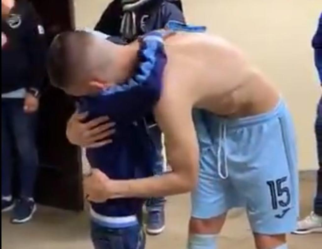Jugador llora junto a niño aficionado que le suplica que no deje al equipo