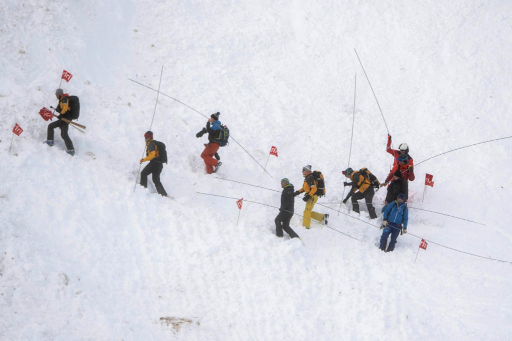 Esquiador sobrevive 5 horas enterrado en la nieve