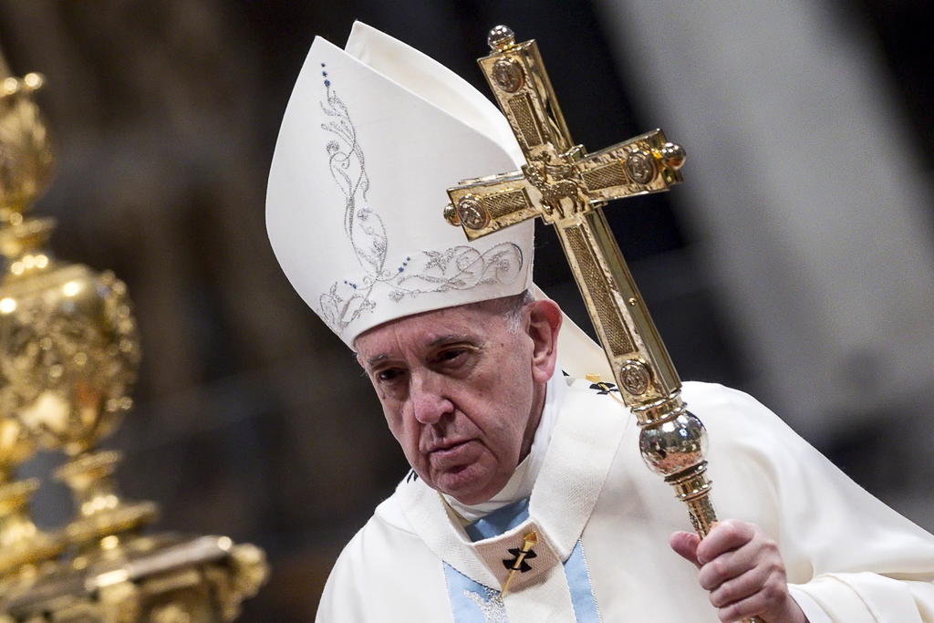 Papa Francisco se disculpa por golpear la mano de una mujer