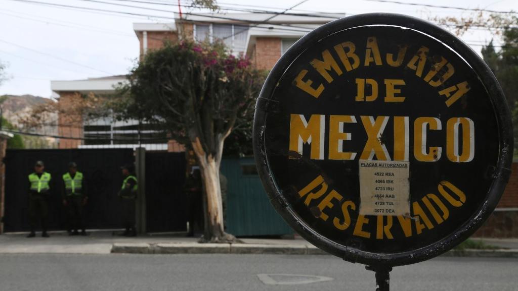 Descarta AMLO entregar a bolivianos asilados en la Embajada de México