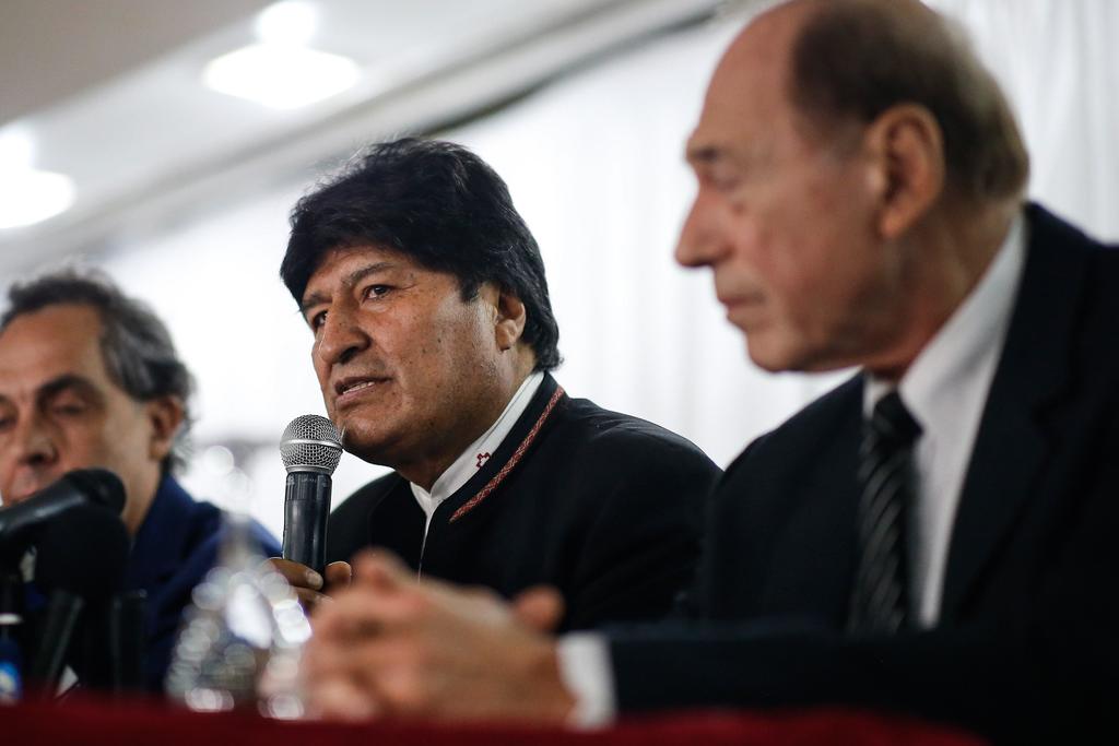 Presenta Evo Morales a equipo para defenderse ante demandas