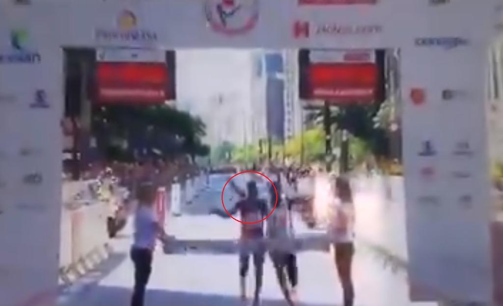 VIDEO: Corredor celebra victoria antes de llegar a la meta y le ganan por segundos