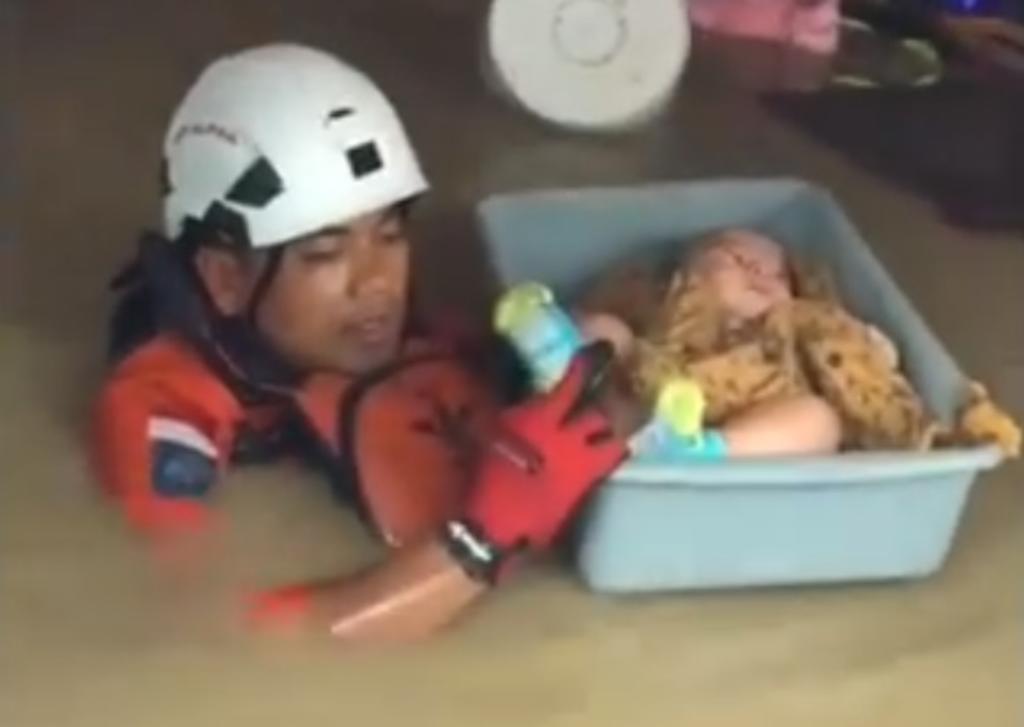 VIDEO: Rescatan a un bebé de las inundaciones en Indonesia